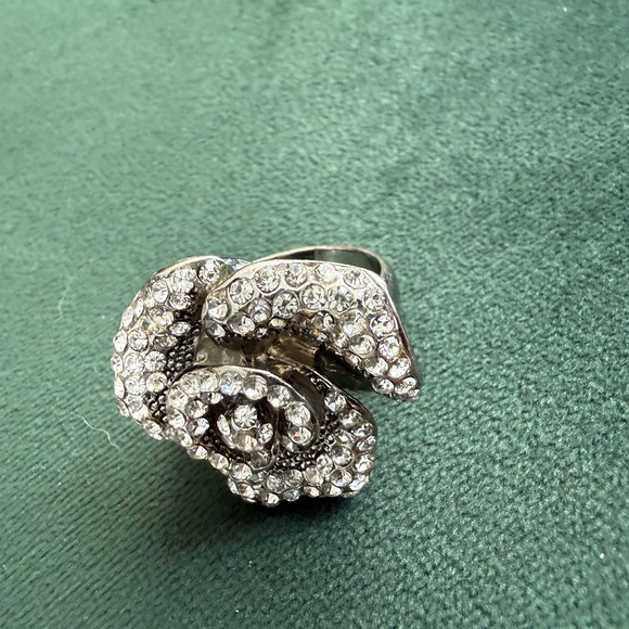 Rhinestone Rose Cocktail Ring - Picture 4 of 5